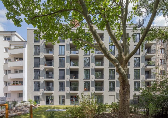 Großzügige Fensterflächen erlauben Ausblicke in den grünen und ruhigen Hof