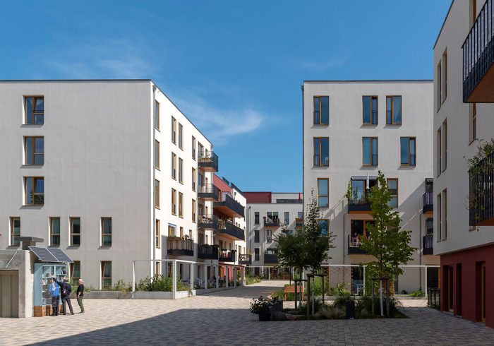 Marktplatz mit Bücherstand im Quartier WIR